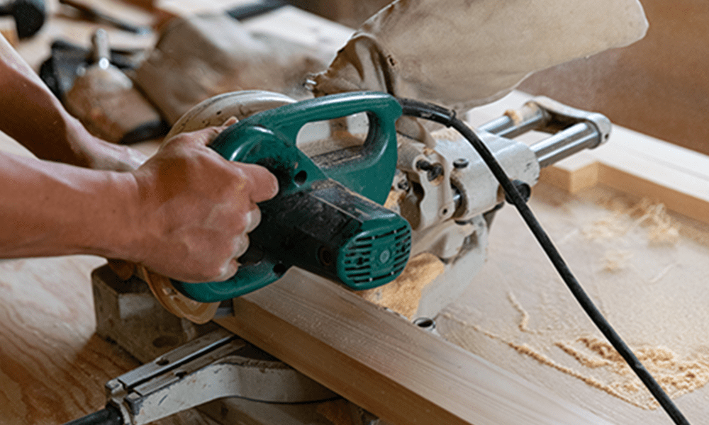 電動工具で木材を加工する作業
